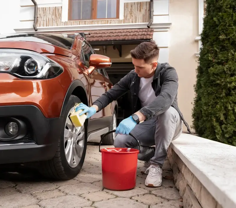 Lavage auto à domicile Saint-Julien-le-Pèlerin : professionnel intervenant sur un véhicule